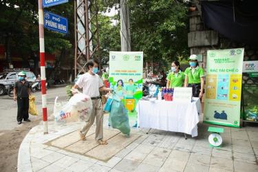 Người dân Thủ đô đem rác tái chế tới điểm đổi quà của URENCO
